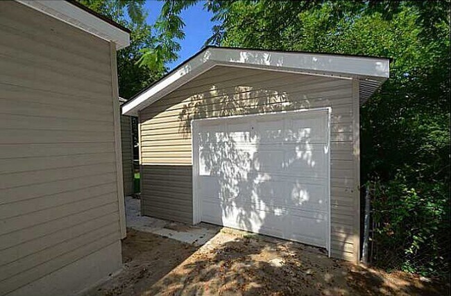 Building Photo - 1502 Barkley St