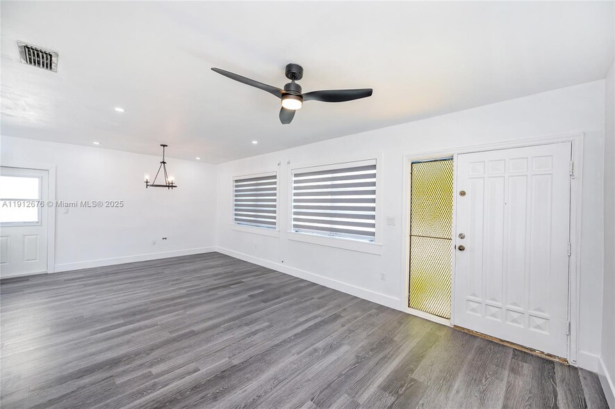 Building Photo - 1706 S Le Jeune Rd