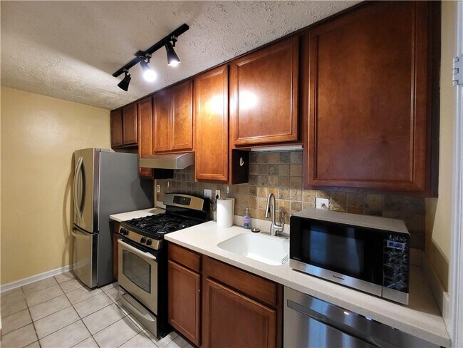 Building Photo - 6822 Glenridge Dr
