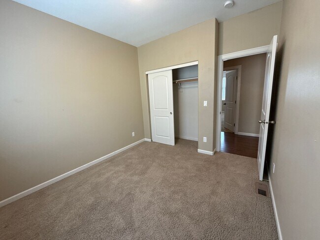 Building Photo - Beautiful 3 Bedroom  2.0 Bathroom Home in ...