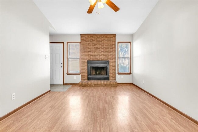 Building Photo - 2 Bed 2.5 Bath Duplex