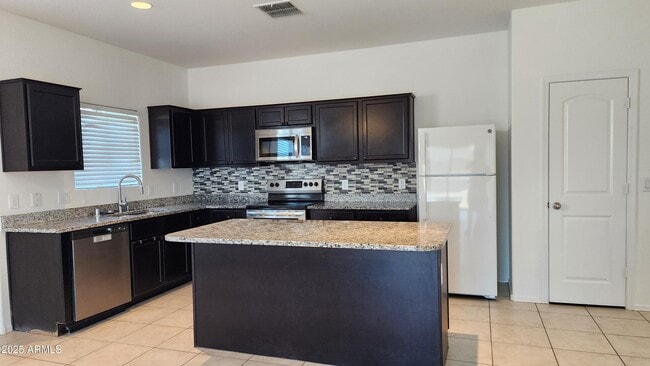 Building Photo - 41932 W Manderas Ln