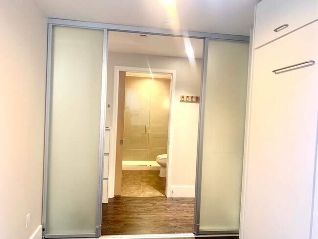 Building Photo - Spacious Centrally Located 1 bed + Den/ 1....