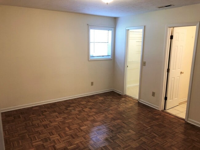 Building Photo - Great Bungalow in 28409! 2 Bed / 2 Bath