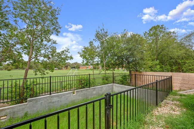Building Photo - 5305 Ledesma Rd