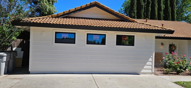 Building Photo - 837 Walnut Ln
