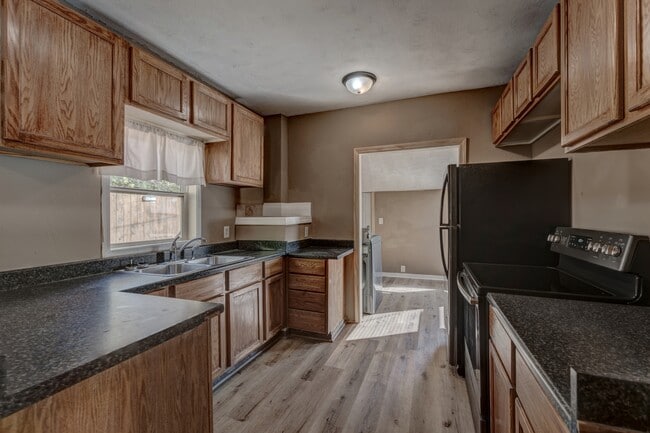 Building Photo - 812 Allen Ave