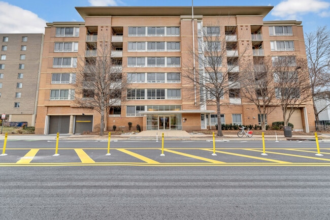 Building Photo - Modern 1-Bed Condo in Prime SW DC