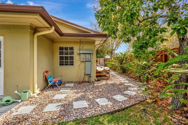 Building Photo - 227 NE 12th St