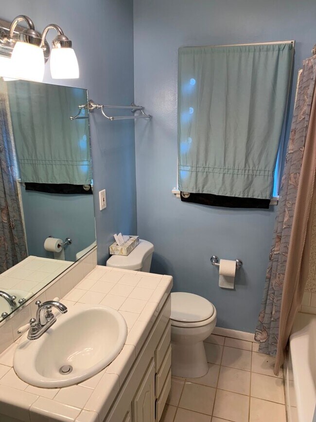 Building Photo - Sherman Oaks 3+2 w/appliances, family room, central air + more! (13627 Huston)