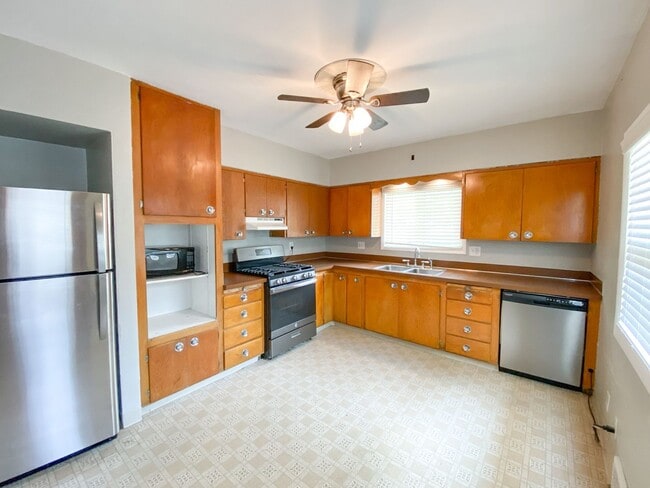 Building Photo - 3 Bedroom House for Rent!