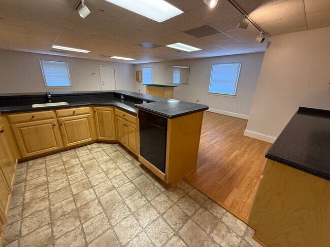Building Photo - 785 Glenwood Dr