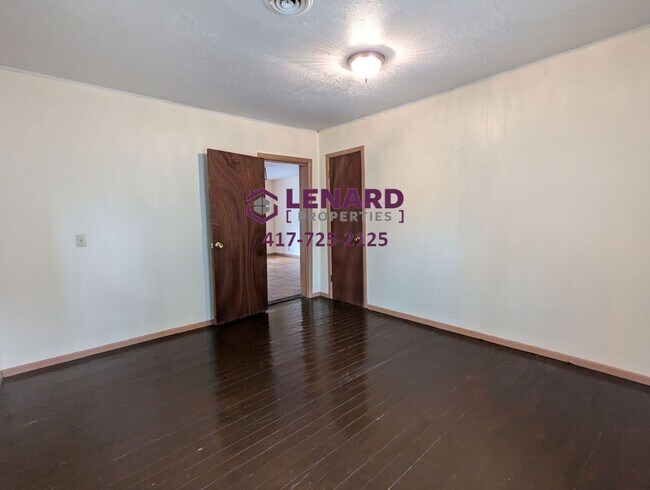 Building Photo - Cozy 2 Bedroom House!