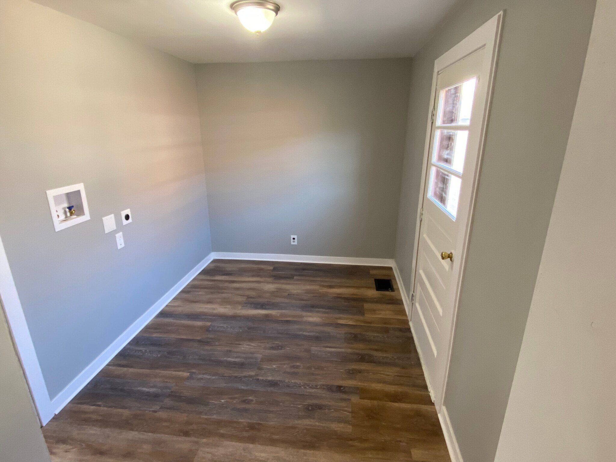 Laundry room - 9950 Washington Ave