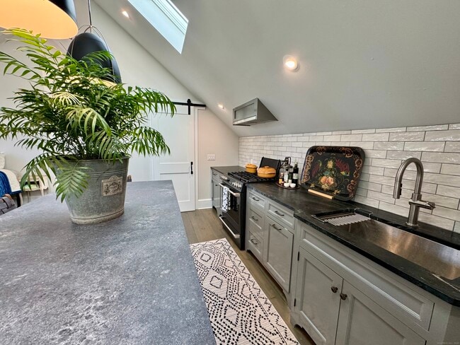 Building Photo - 67 Kings Hwy N