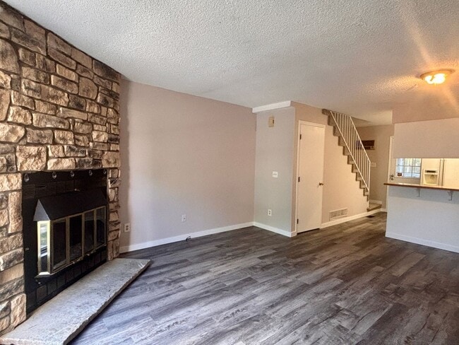 Building Photo - Newly Renovated 2-Bed Townhome Near Kingsborough Park — Available Now