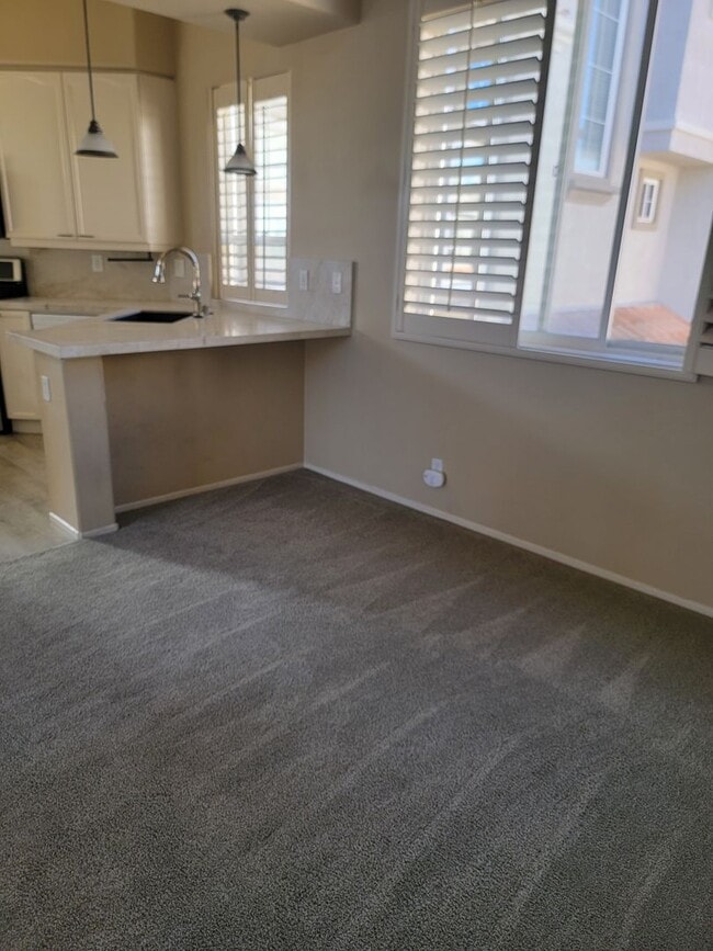 Building Photo - 2 BD/2 BATH