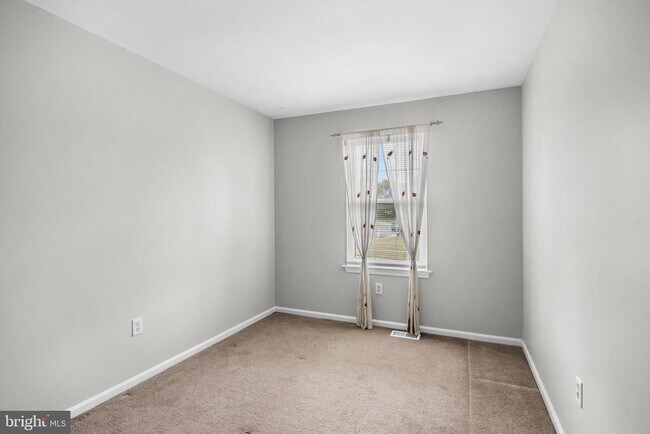 Building Photo - 13 Hopewell Ln