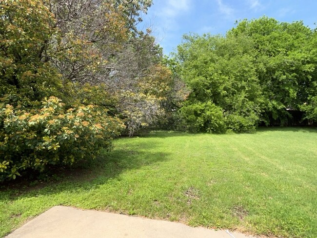 Building Photo - 2407 Buttercup Cir