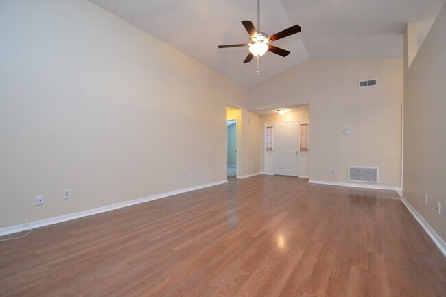 Building Photo - Gorgeous fully upgraded pool home in Ovied...