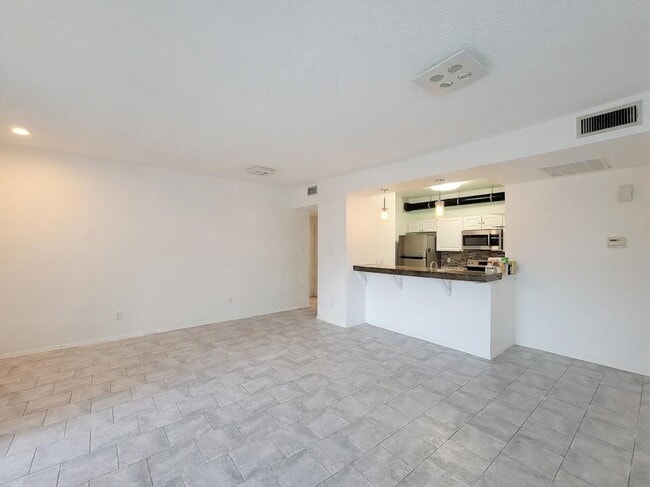 Building Photo - 7119 N Holiday Dr