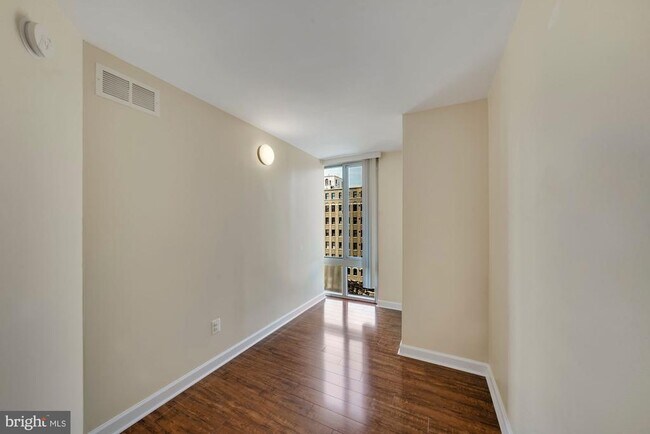 Building Photo - 950 25th St NW