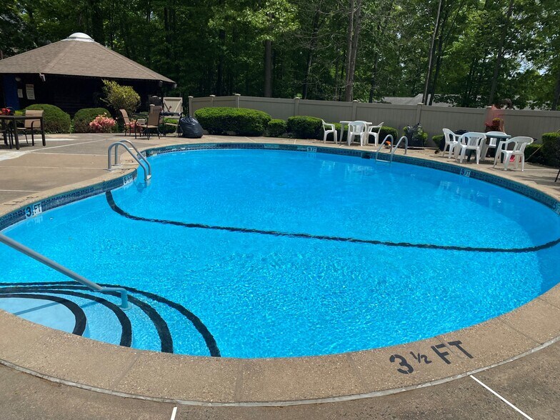 Building Photo - 14B Country Squire Dr