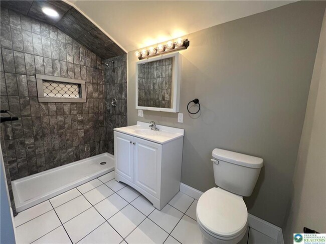 Building Photo - 3790 Redbud Dr