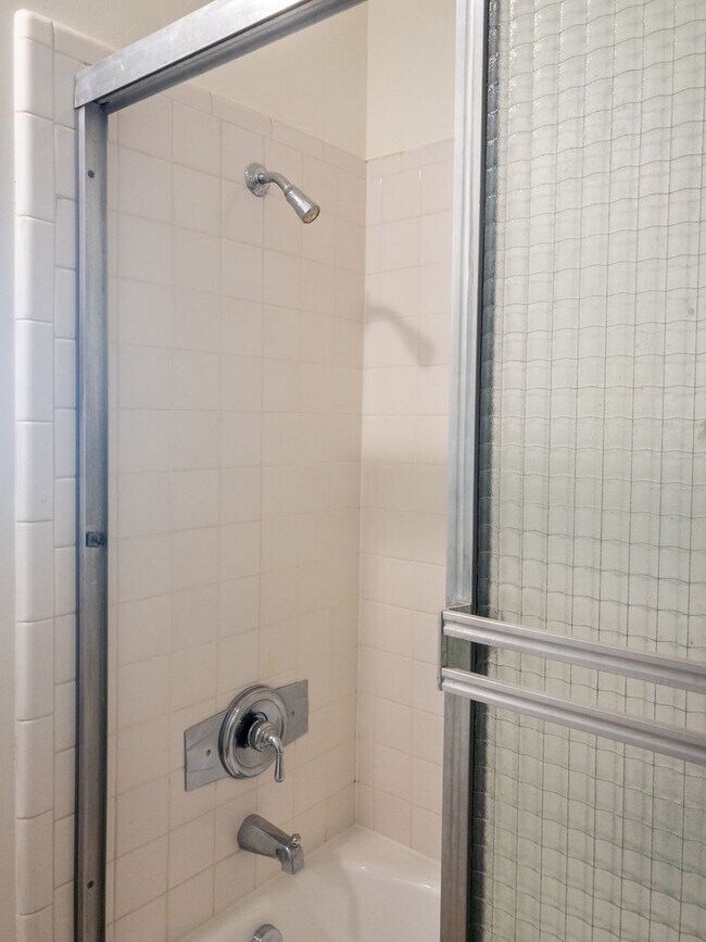 Building Photo - BRIGHT Remodeled Downtown 1BR/1BA Flat! Pa...