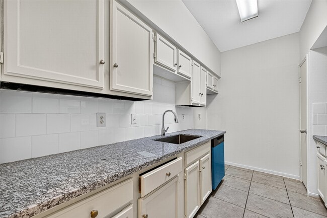 Building Photo - 7395 Regency Square Ct