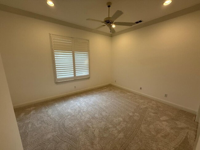 Building Photo - 10637 N Lochmoor Ln