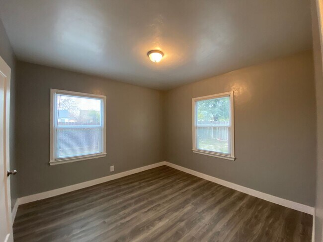 Building Photo - Follow the yellow brick to this Remodeled 2 BD 1 BA House in NE Bakersfield