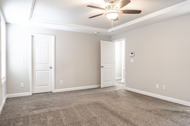 Building Photo - 135 Almond Dr