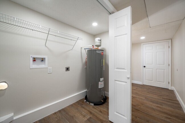 Building Photo - 640 Mission Ridge Rd