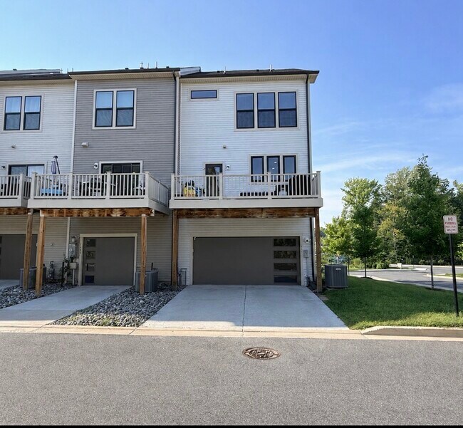 Building Photo - 3491 Cormorant Dr