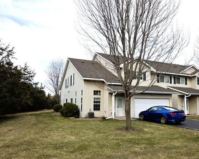 Building Photo - Nice 2 Bedroom 1.5 Bathroom Townhome in Hudson