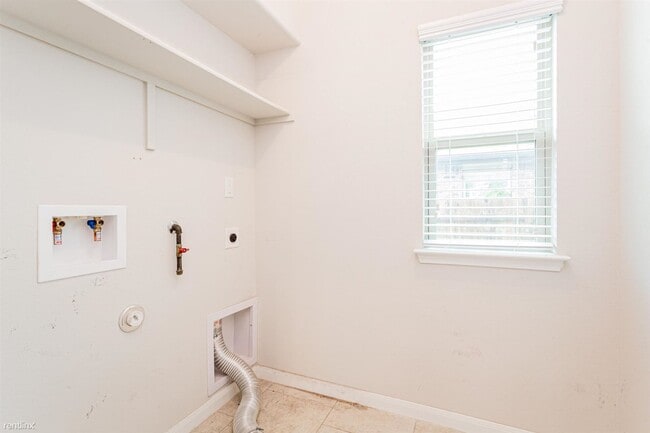 Building Photo - 4 br, 2.5 bath House - 605 AllensCreek Way
