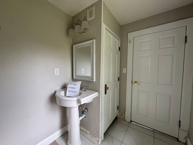 Building Photo - Welcome to this charming home in Portsmout...