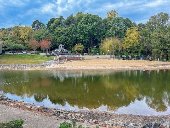 Building Photo - Amenity rich water front condo ready for move in!