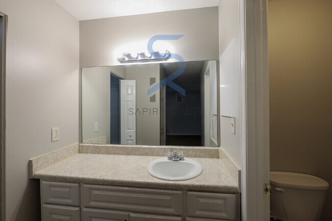 Building Photo - Move in before November 30th and get $100 ...