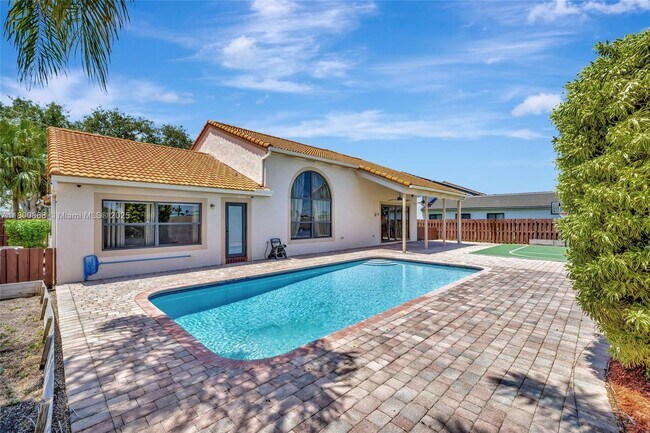 Building Photo - 10425 Bermuda Dr