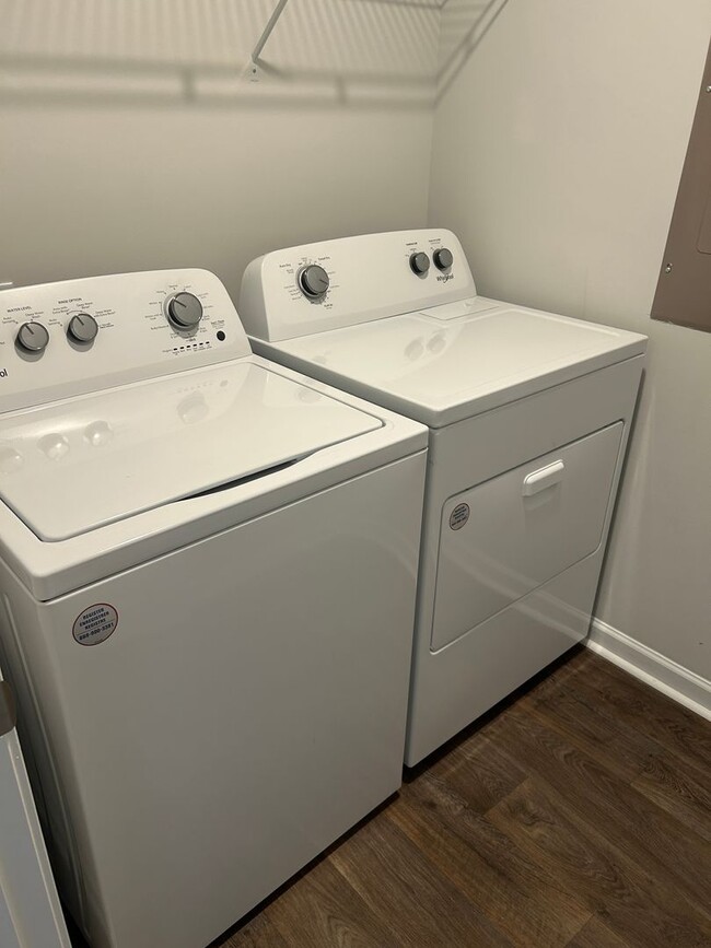 Building Photo - $500 Off 1st  Month Rent (Upon Approval) - Charming 3 Bdrm/2 Bath Cottage