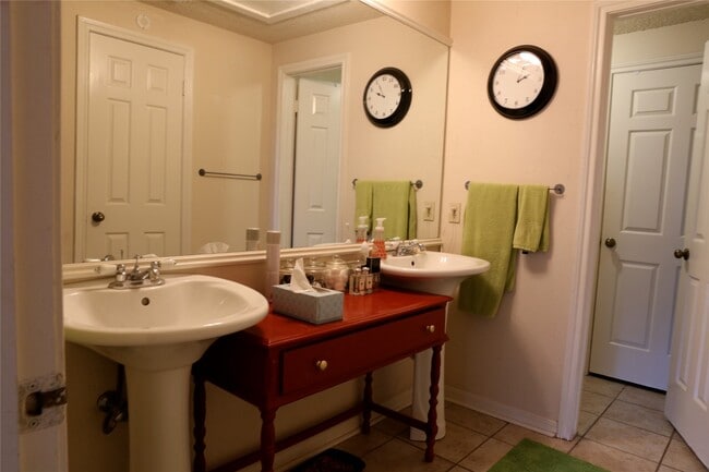 Building Photo - 5718 Val Verde St