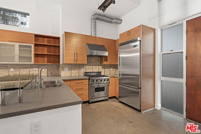 Building Photo - 1152 N La Cienega Blvd