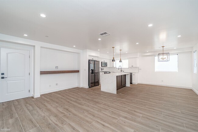 Building Photo - 3 br, 3 bath Duplex - 10224 La Reina Avenu...