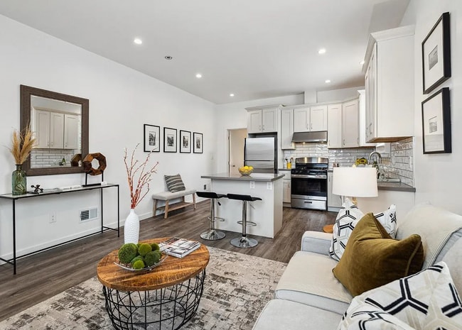 Building Photo - Renovated cottage on huge lot! This stylis...