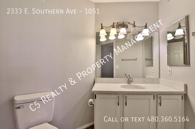 Building Photo - Adorable 2 Bed/2 Bath Tempe Townhouse