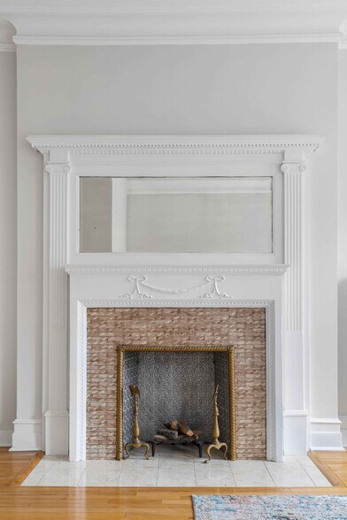 Building Photo - 130 W 81st St