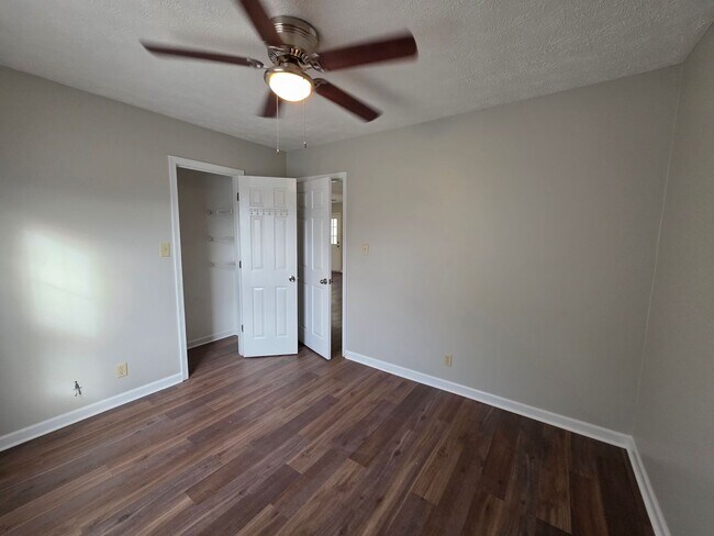 Building Photo - 1/2 OFF 1st Month's Rent!!