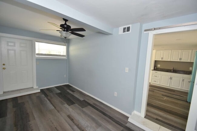 Building Photo - 403 N Oleander Ave